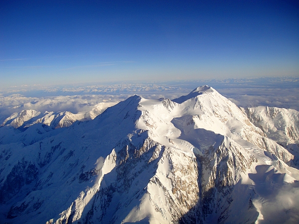 飛行機から見える高い山